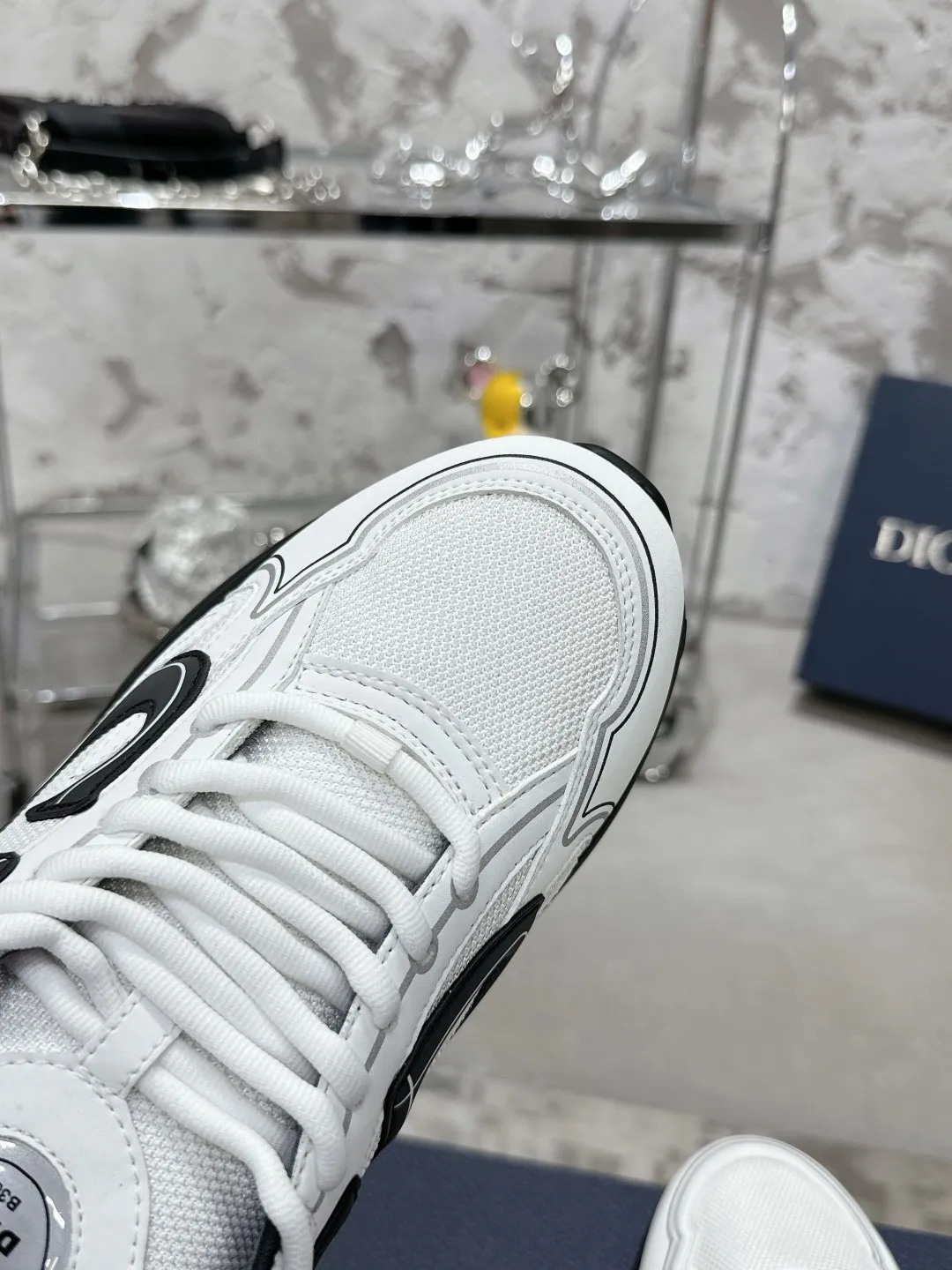 Men's men's shoes 💰600❤️❤️❤️High version Dior Dior's latest color matching B30 series reflective dad sneakers original 17380💰 purchased for development and production Brand new B30 sneakers Dad Shoes style shoes that follow the trend of the retro market The Dior logo on the tongue also indicates that this pair of shoes is the B30 model! B30 uses fine-textured leather and mesh cloth materials to form a shoe body. There are conspicuous letters CD on both sides of the shoe body to indicate identity. Many lines on the shoe body outline details to make the shoes look less monotonous and full of retro flavor. The delivery counter is exquisitely packaged🛍📦 ▪️Fabric: Original customized technical fabric + mesh ▪️Inner lining: Customized breathable lining ▪️Outsole: Original molded IP foam + TPU outsole ▪️Sole thickness: 3.5CM ▪️Size: Women’s size 35-40 / Men’s size 39-46